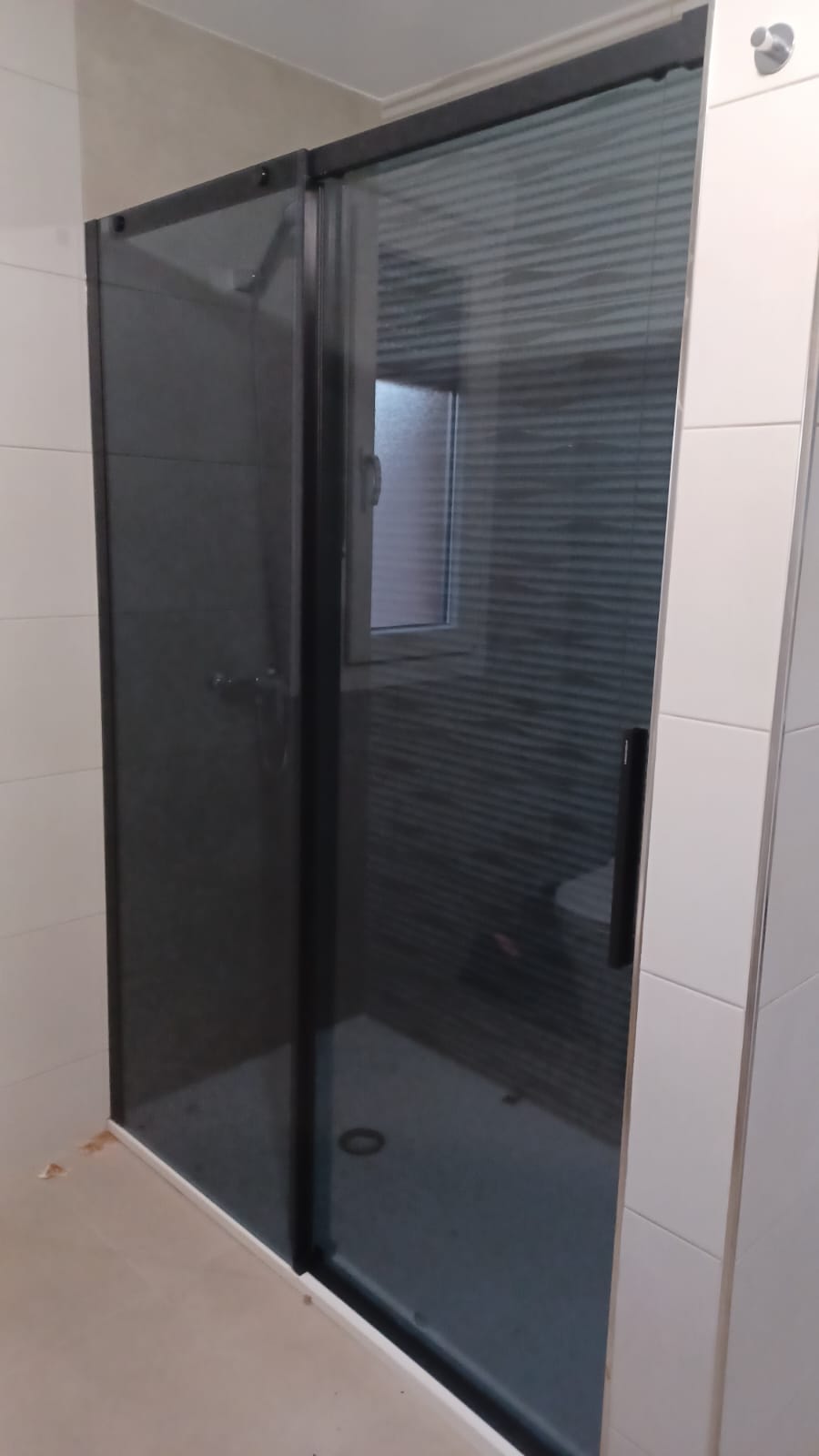 Mampara de ducha en negro para un diseño impactante